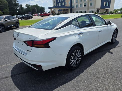 Used 2023 Nissan Altima 2.5 SV image 3