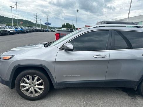 Used 2016 Jeep Cherokee Limited w/ Luxury Group AWD/4WD image 4