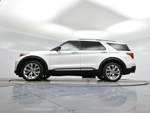 Certified 2022 Ford Explorer Platinum w/ Technology Package image 8
