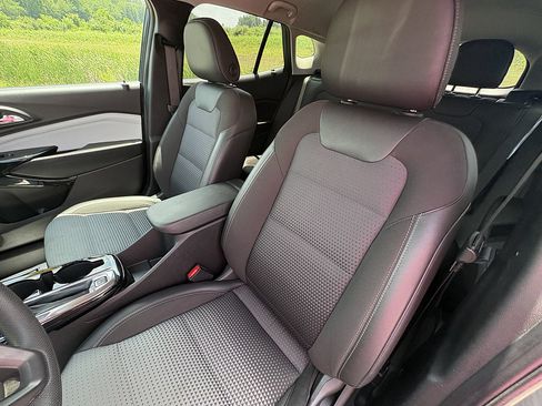 Used 2025 Chevrolet Trax LT FWD image 31
