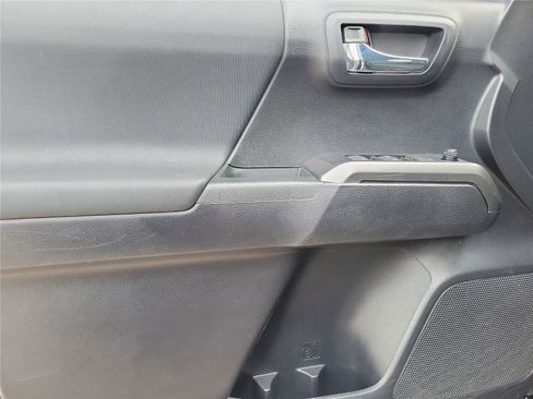 Used 2020 Toyota Tacoma TRD Sport image 19