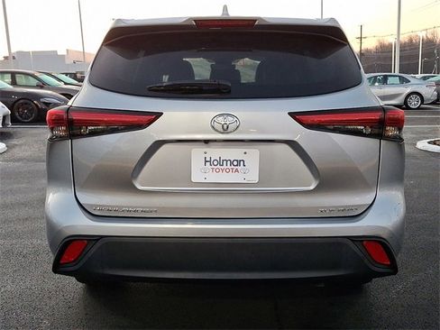 Certified 2021 Toyota Highlander XLE image 6