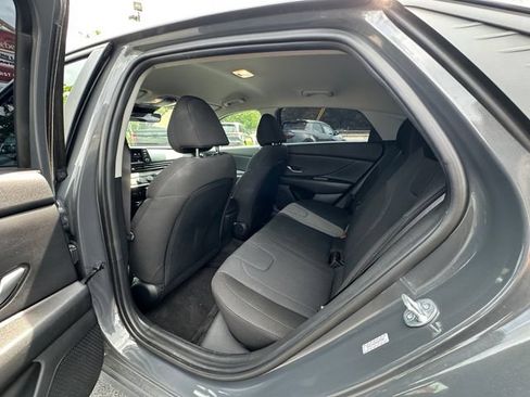 Used 2023 Hyundai Elantra SE w/ Preferred Accessory Package FWD image 18