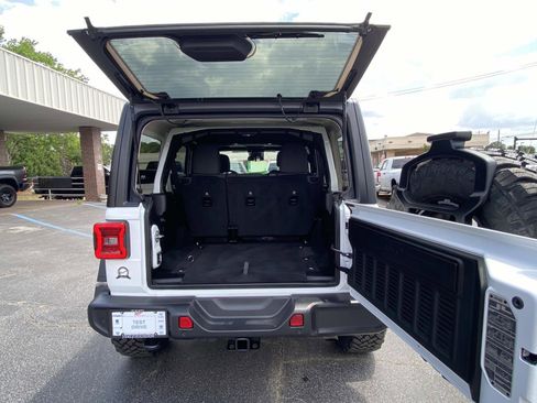 Used 2025 Jeep Wrangler Willys AWD/4WD image 5