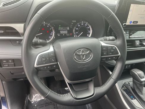 Used 2025 Toyota Highlander LE FWD image 29