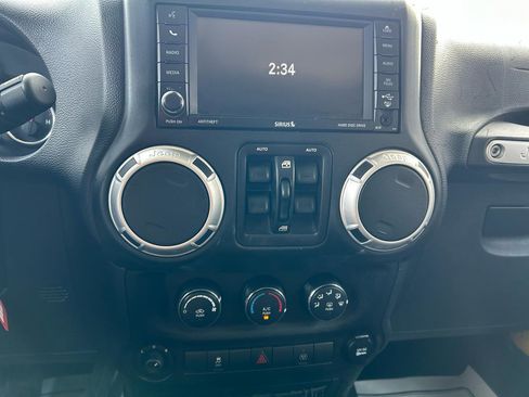 Used 2015 Jeep Wrangler Unlimited Sahara image 22