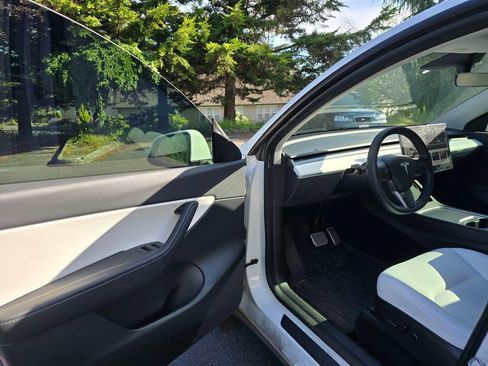 Used 2022 Tesla Model Y Long Range AWD/4WD image 7