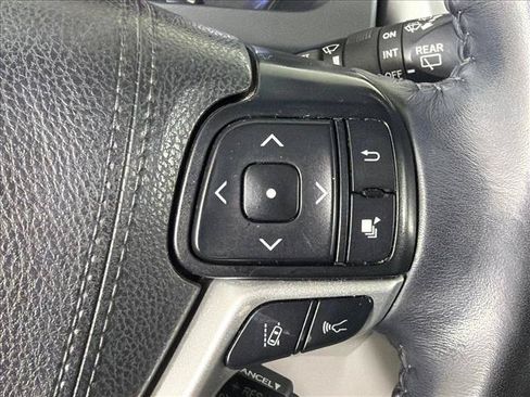 Used 2019 Toyota Highlander XLE FWD image 28