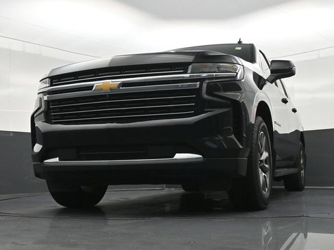 Used 2022 Chevrolet Suburban LT w/ Luxury Package RWD image 30