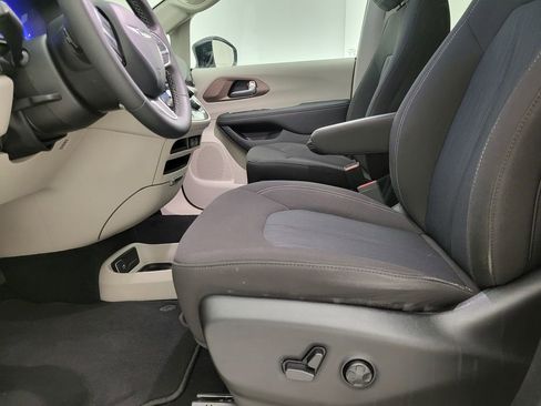Used 2024 Chrysler Voyager LX FWD image 2