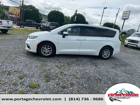 Used 2023 Chrysler Pacifica Touring-L FWD image 2