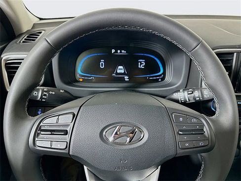 Used 2025 Hyundai Venue SEL image 11