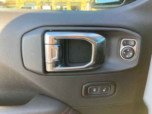 Used 2025 Jeep Wrangler Unlimited Rubicon image 12