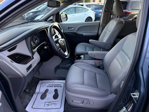 Used 2017 Toyota Sienna XLE w/ XLE Navigation Package image 12