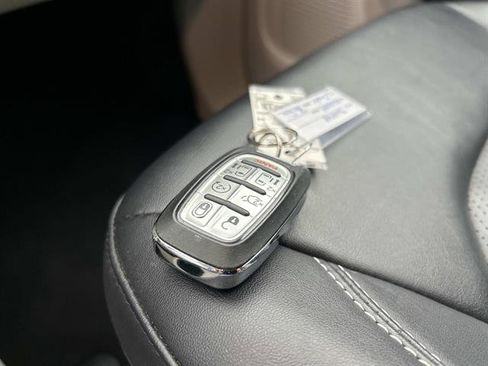 Used 2024 Chrysler Pacifica Touring-L image 32