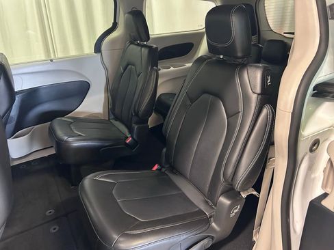 Used 2023 Chrysler Pacifica Touring-L FWD image 19