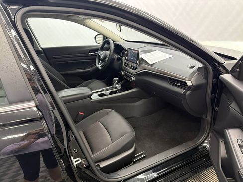 Used 2024 Nissan Altima 2.5 SV FWD image 14