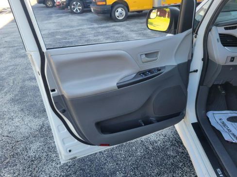 Used 2020 Toyota Sienna L FWD image 25