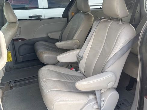 Used 2013 Toyota Sienna XLE image 11