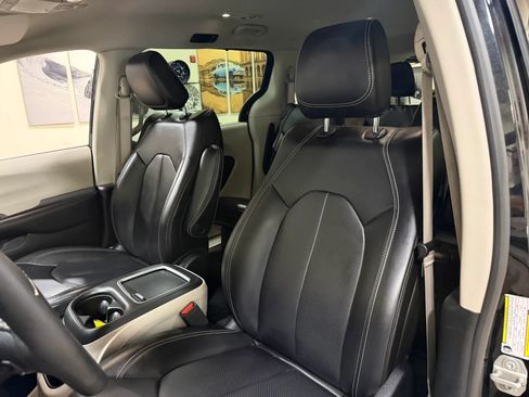 Used 2023 Chrysler Pacifica Touring-L FWD image 41