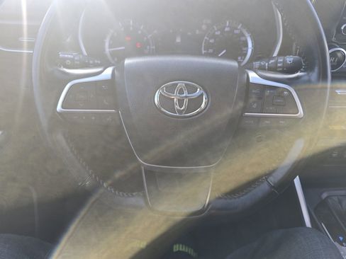 Certified 2023 Toyota Highlander XLE image 22