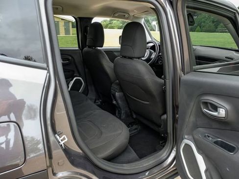 Used 2018 Jeep Renegade Latitude FWD image 39
