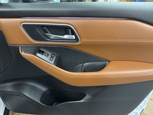 Used 2024 Nissan Rogue Platinum image 25