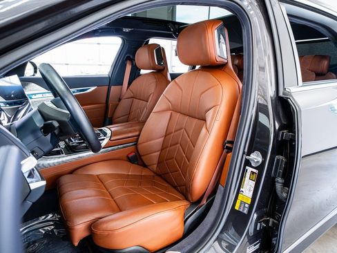 Used 2024 BMW i7 xDrive60 image 39