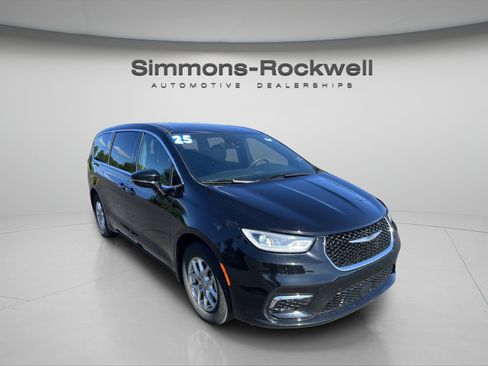 Used 2025 Chrysler Pacifica Select FWD image 7