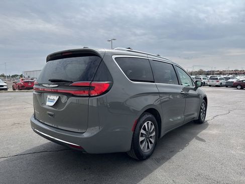 Used 2021 Chrysler Pacifica Touring-L image 7