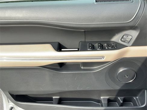 Used 2024 Ford Expedition Limited image 12