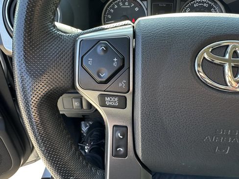 Used 2018 Toyota Tacoma SR5 AWD/4WD image 10