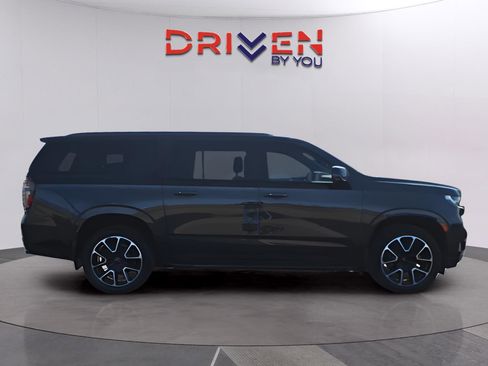 Used 2022 Chevrolet Suburban RST w/ Sport Performance Package image 7