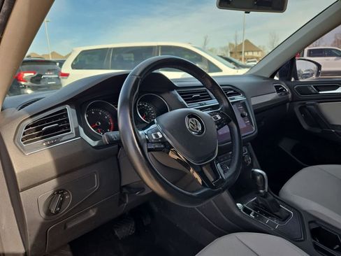 Used 2018 Volkswagen Tiguan SE image 2