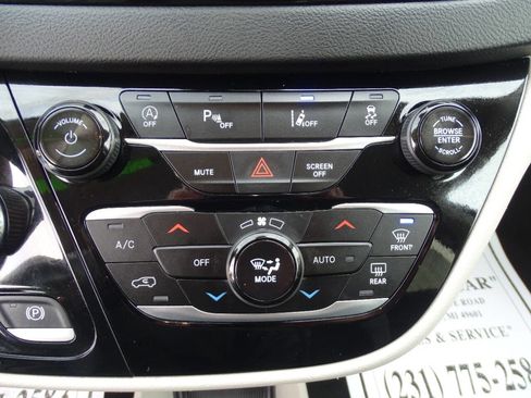 Used 2024 Chrysler Pacifica Touring-L image 29