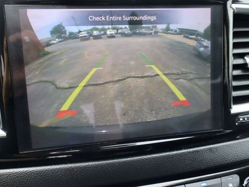 Used 2023 Chrysler Pacifica Touring-L FWD image 18