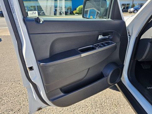 Used 2011 Jeep Liberty Renegade w/ Premium Group AWD/4WD image 24
