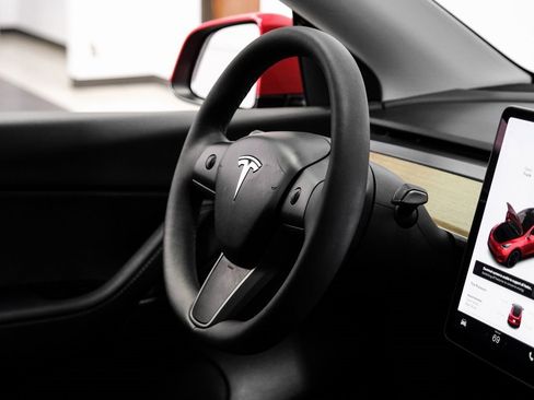 Used 2020 Tesla Model Y Long Range image 16