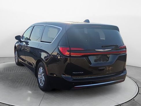 Used 2024 Chrysler Pacifica Touring-L FWD image 3