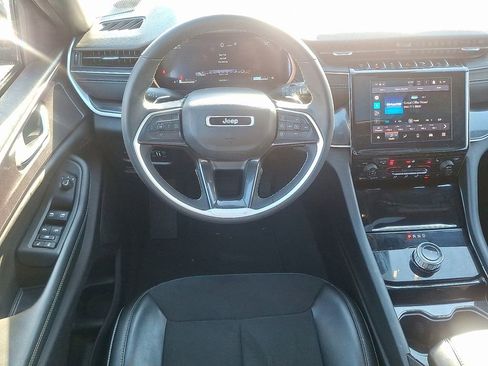 Used 2023 Jeep Grand Cherokee Altitude image 2