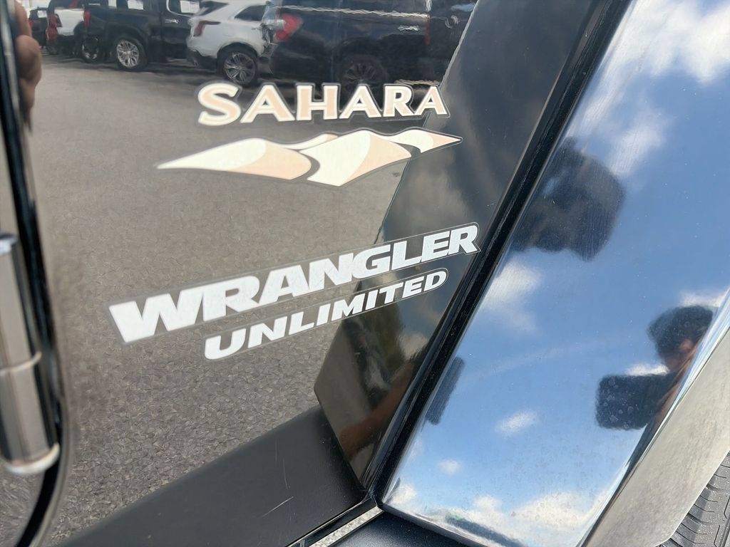 Used 2015 Jeep Wrangler Unlimited Sahara w/ Connectivity Group AWD/4WD image 31