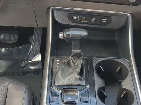 Used 2025 Kia Carnival FWD image 19