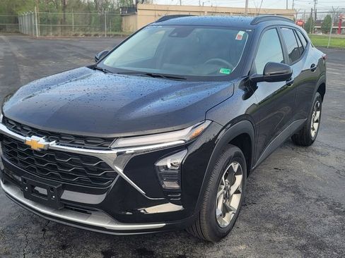 Used 2026 Chevrolet Trax LT FWD image 3