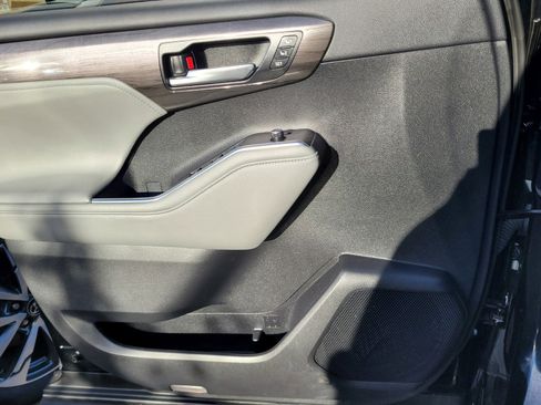 Used 2024 Toyota Highlander Platinum image 22