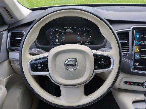 Used 2021 Volvo XC90 T5 Momentum w/ Protection Package Premier FWD image 9