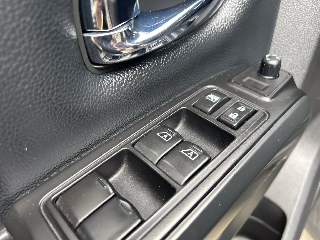 Used 2018 Nissan Titan SV w/ SV Convenience Package AWD/4WD image 12