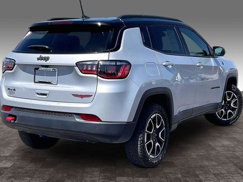 Used 2025 Jeep Compass Trailhawk AWD/4WD image 2