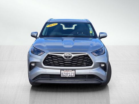 Used 2022 Toyota Highlander XLE AWD/4WD image 2