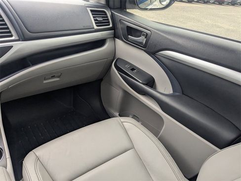 Used 2015 Toyota Highlander XLE image 19