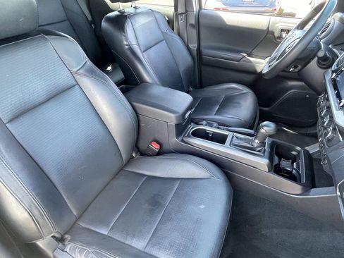 Used 2022 Toyota Tacoma TRD Sport w/ TRD Premium Sport Package AWD/4WD image 11
